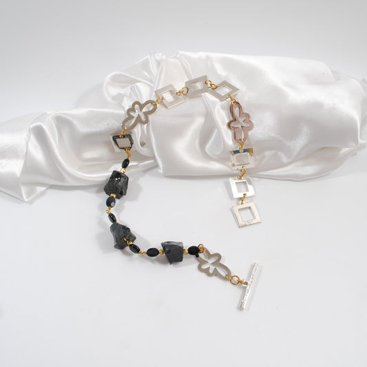 Handgjort halsband med obsidian, onyx och silverdetaljer. Kort 50 cm halsband i exklusiv skandinavisk design. Tillverkat i Sverige med sterling silver.