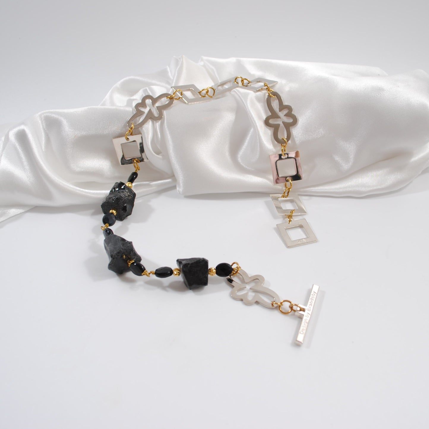 Handgjort halsband med obsidian, onyx och silverdetaljer. Kort 50 cm halsband i exklusiv skandinavisk design. Tillverkat i Sverige med sterling silver. handgjort i sverige