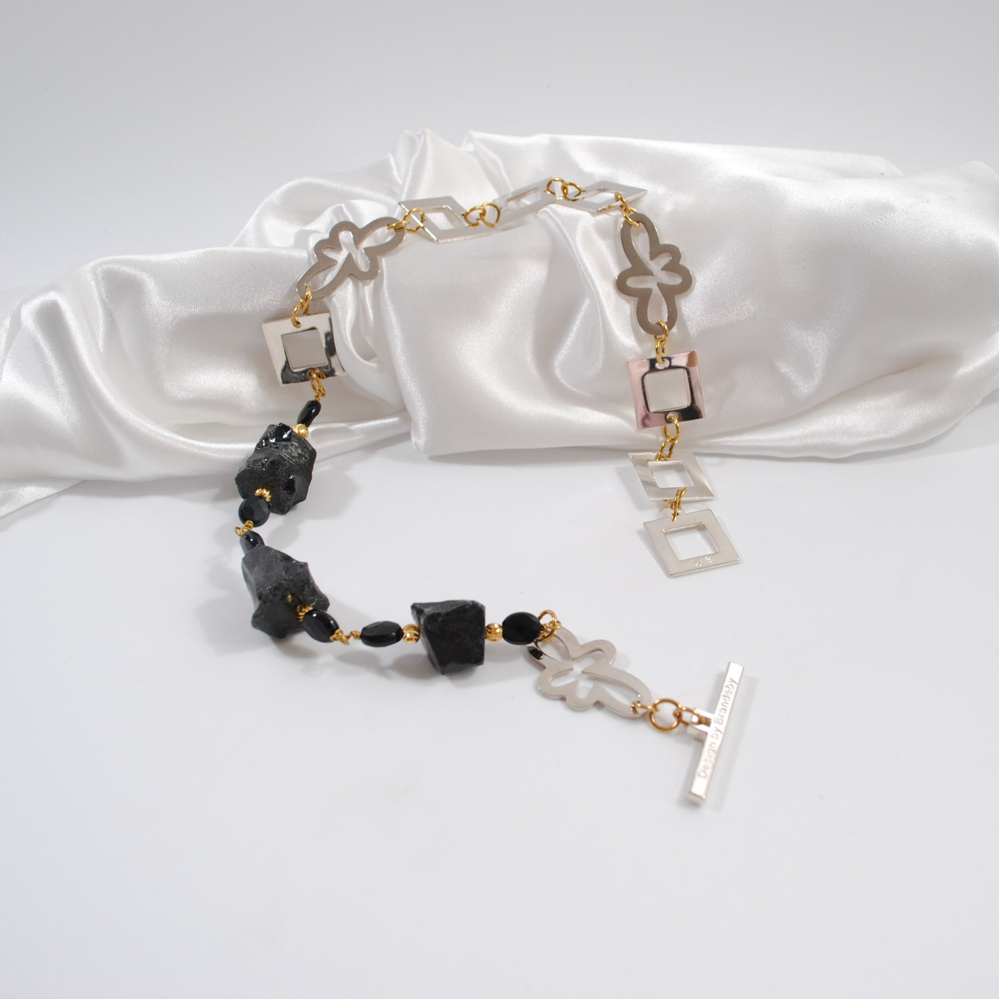 Handgjort halsband med obsidian, onyx och silverdetaljer. Kort 50 cm halsband i exklusiv skandinavisk design. Tillverkat i Sverige med sterling silver. handgjort i sverige