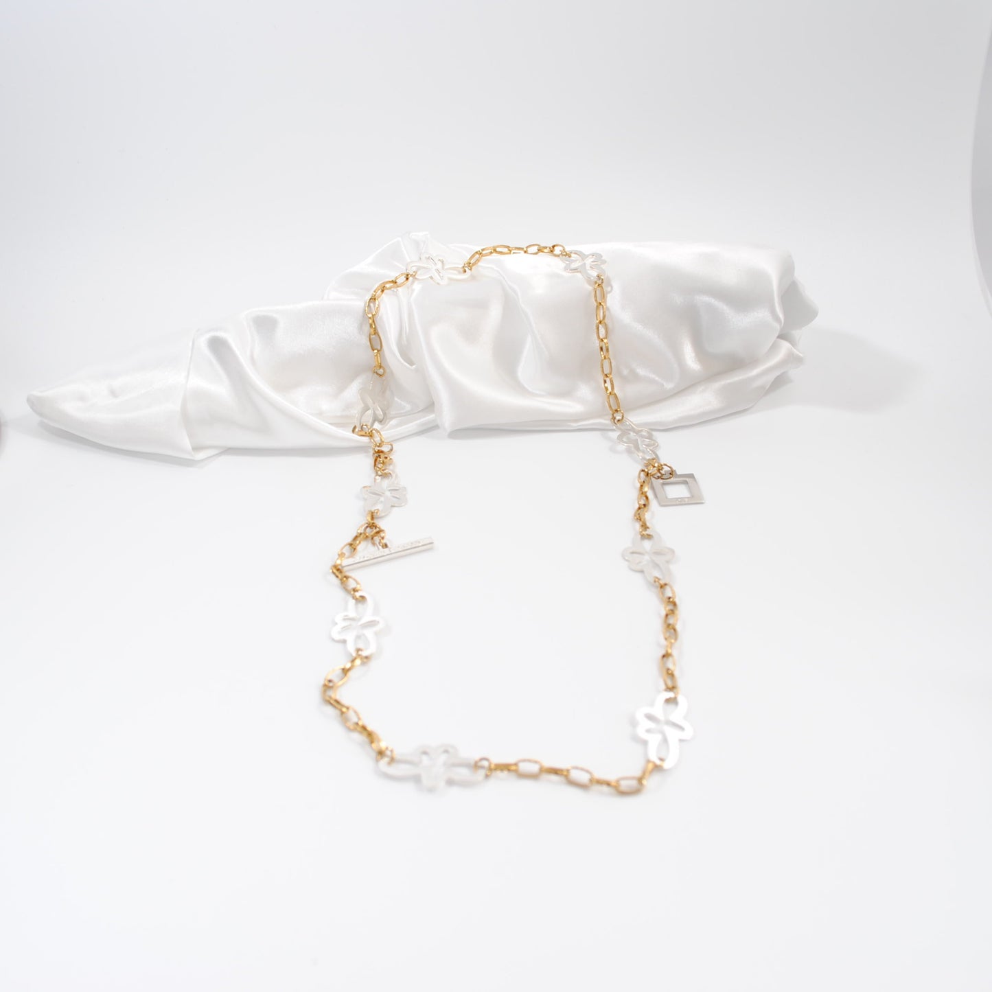 blommor långt eller kort halsband i guld och silver design by brandeby