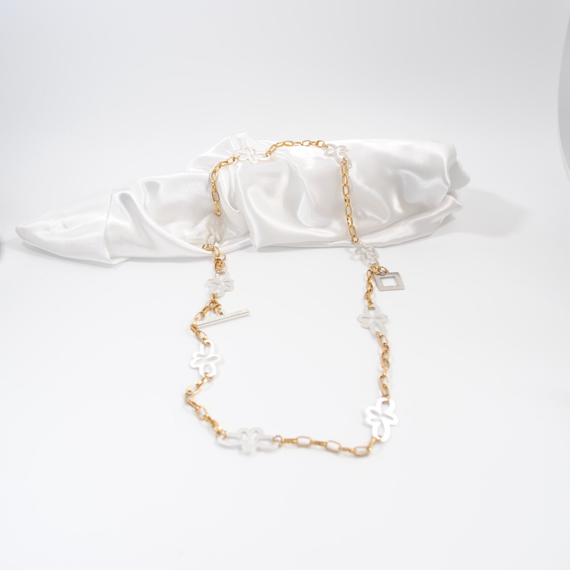 blommor långt eller kort halsband i guld och silver design by brandeby