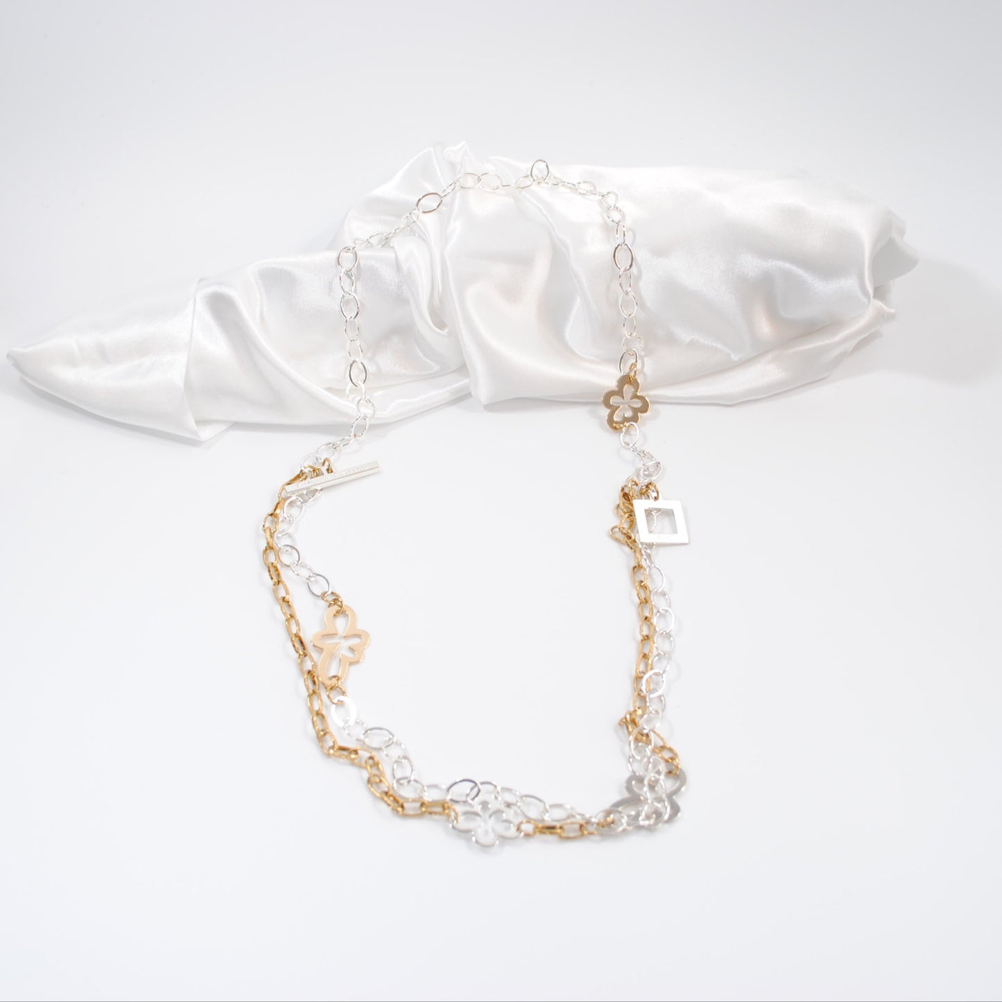 design by brandeby halsband i guld och silver