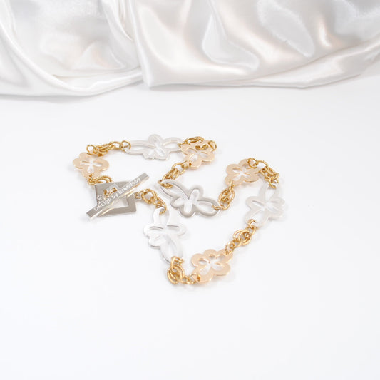 kort halsband med blommor i silver och guld design by brandeby