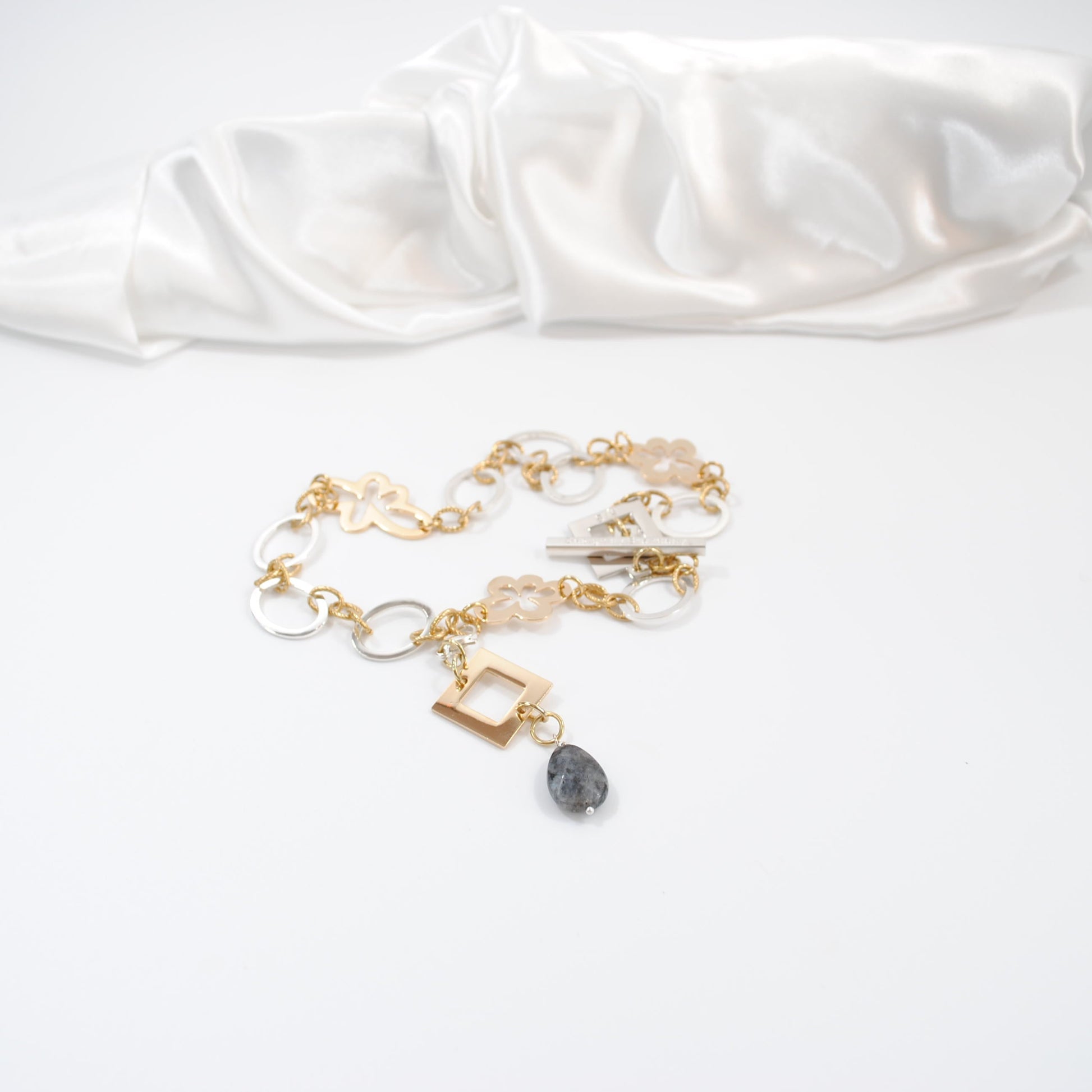 handgjort halsband design by brandeby