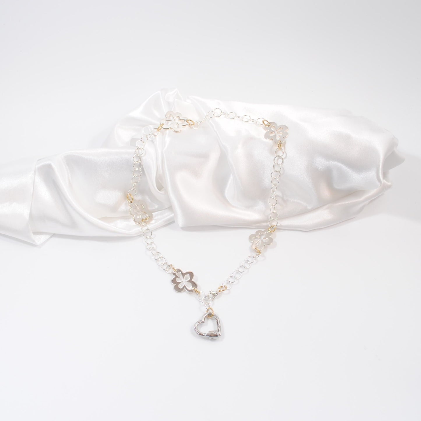 enkelt halsband till den modevetna kvinna i lyx klass design by brandeby
