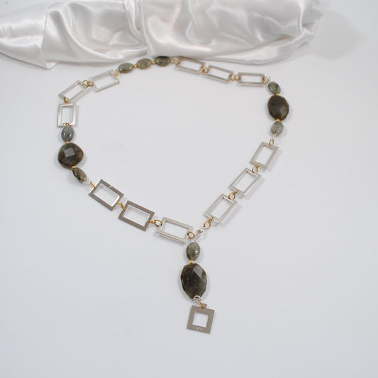 långt halsband med äkta ädelsten labradorit rektanglar och guld detaljer design by brandeby