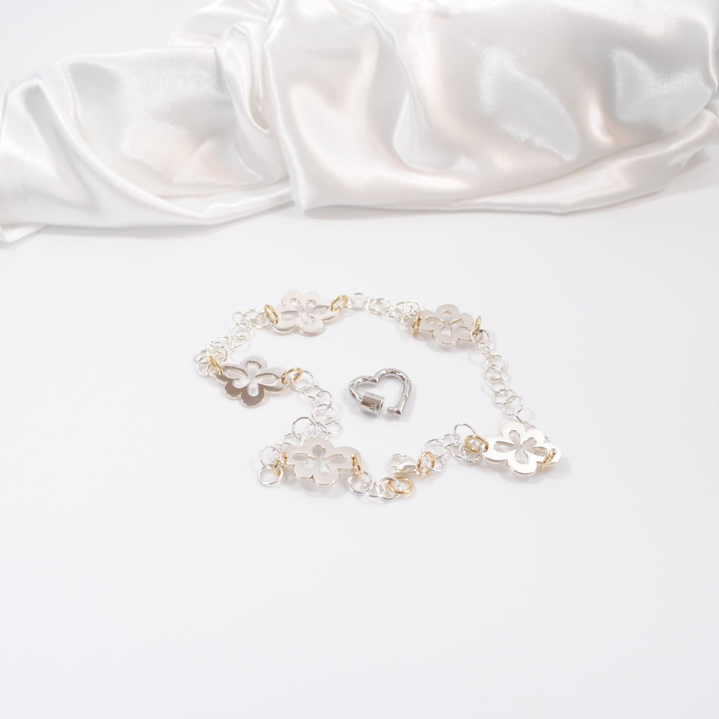 lyxigt handgjort smycke halsband kedja i silver och blommor med gulddetaljer design by brandeby