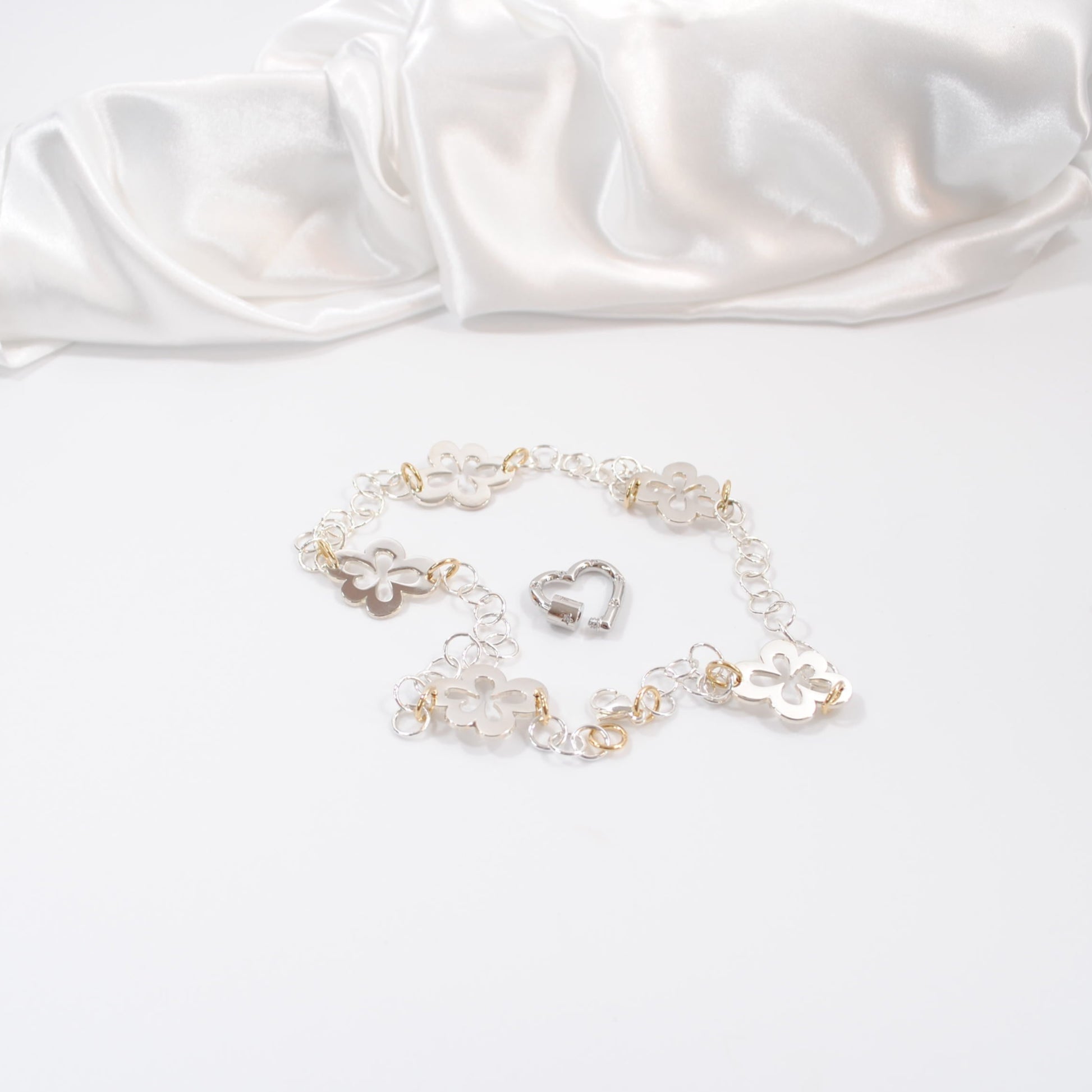 lyxigt handgjort smycke halsband kedja i silver och blommor med gulddetaljer design by brandeby