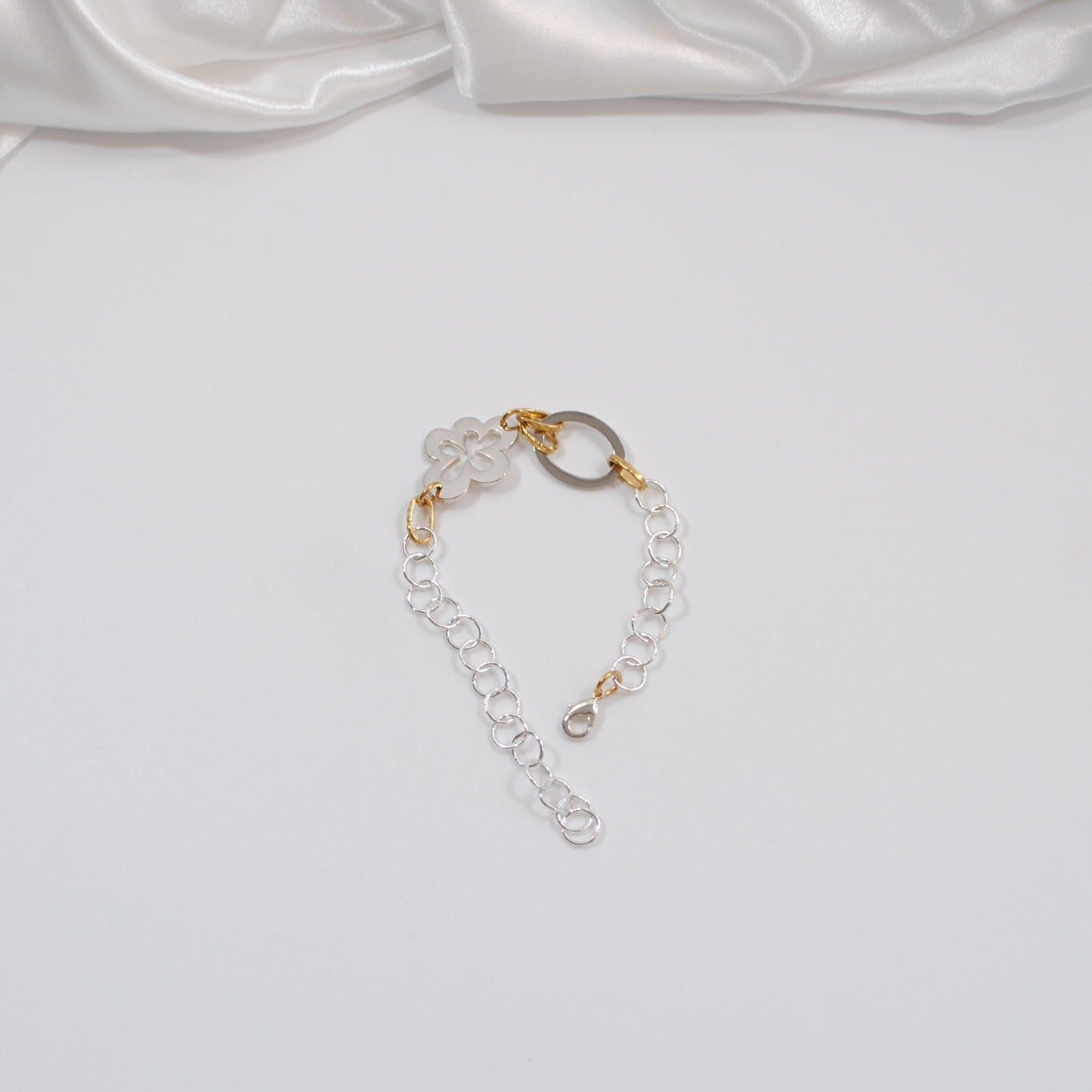 handgjort armband i silver och guld detaljer blomma cirkel kedja design by brandeby