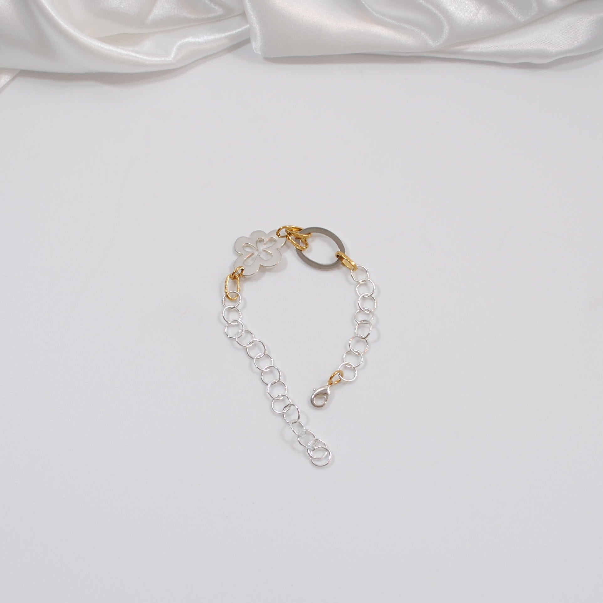 handgjort armband i silver och guld detaljer blomma cirkel kedja design by brandeby