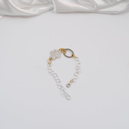 handgjort armband i silver och guld detaljer blomma cirkel kedja design by brandeby