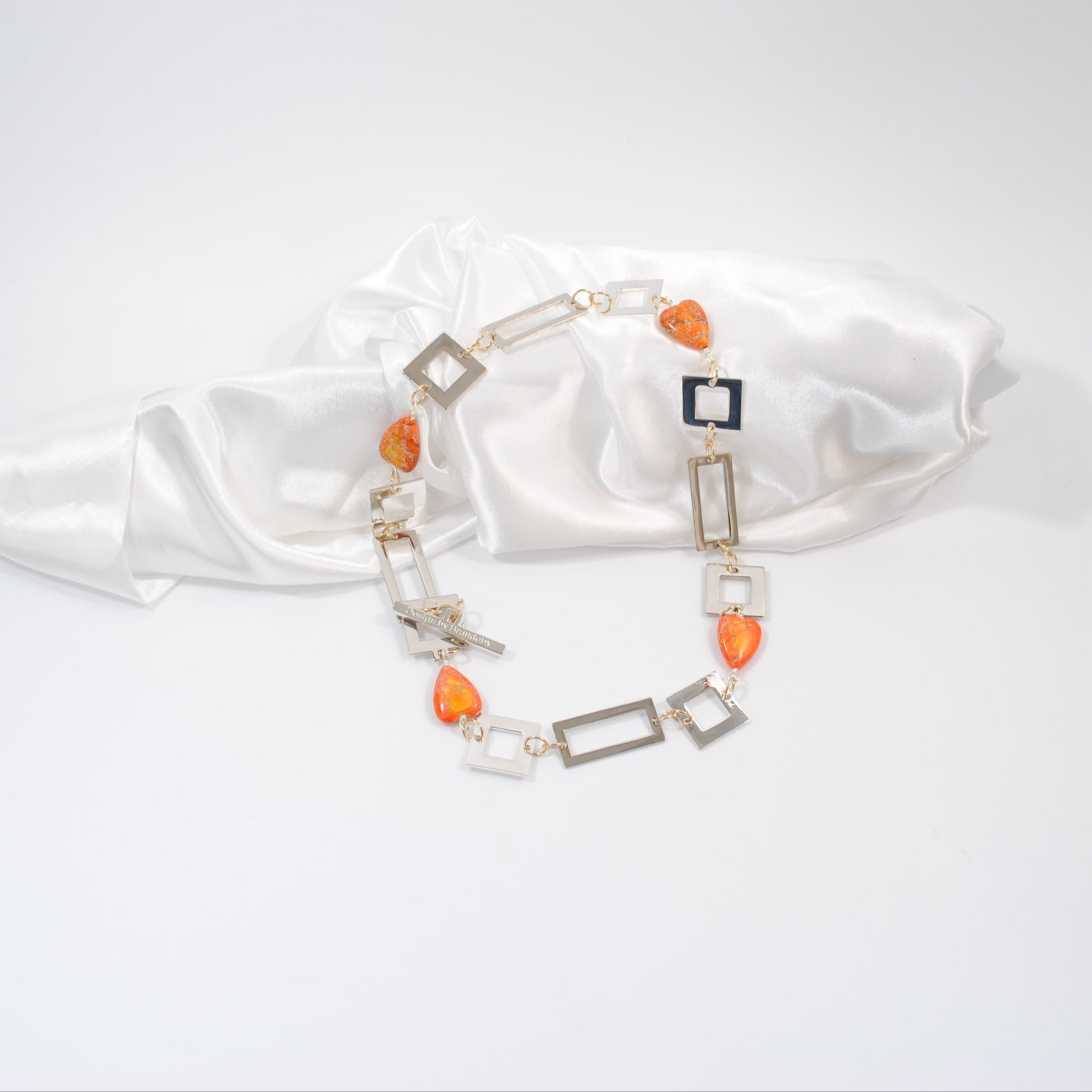 kort halsband i äkta ädelsten design by brandeby