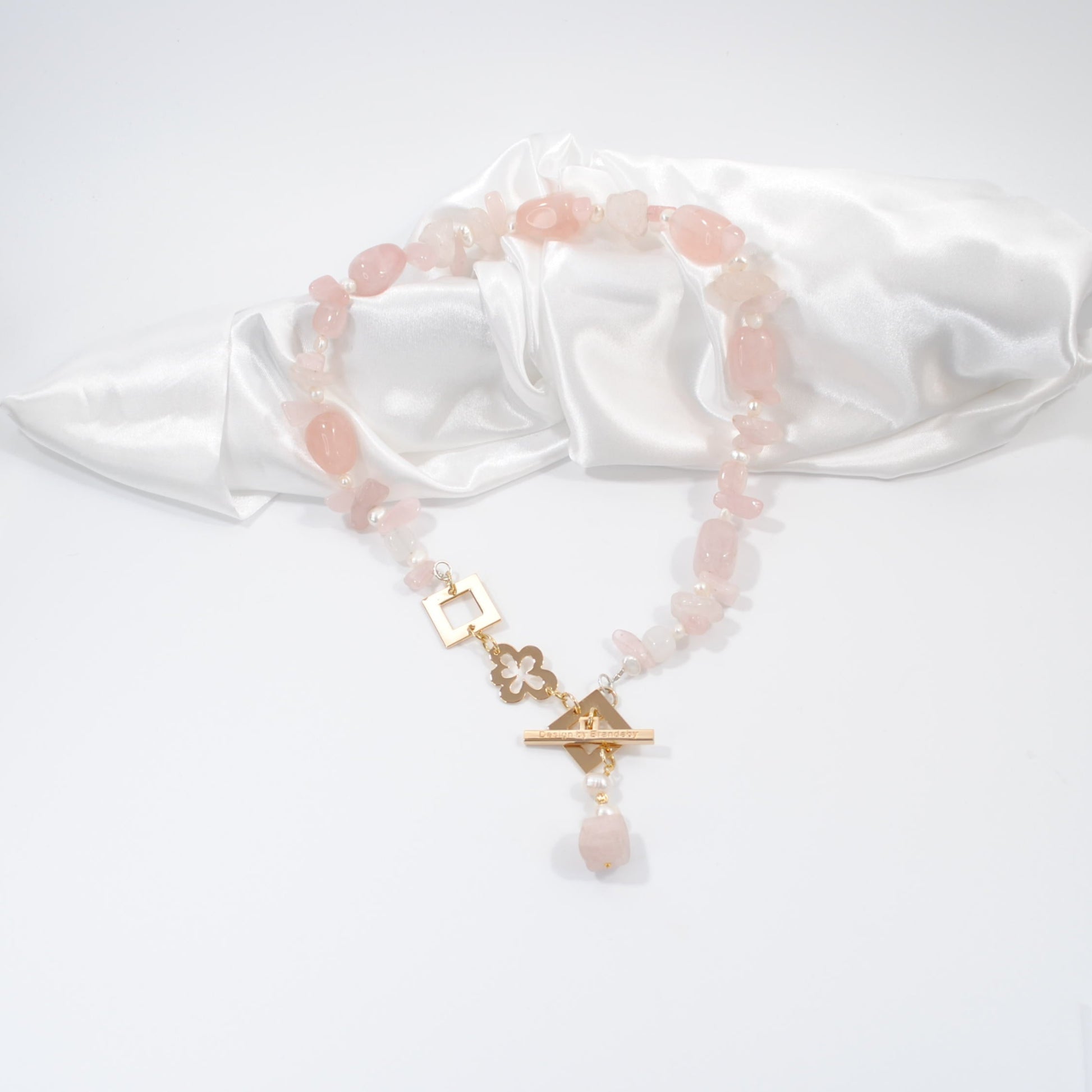 kort halsband i rosa kvart äkta handgjort med guldlås design by brandeby