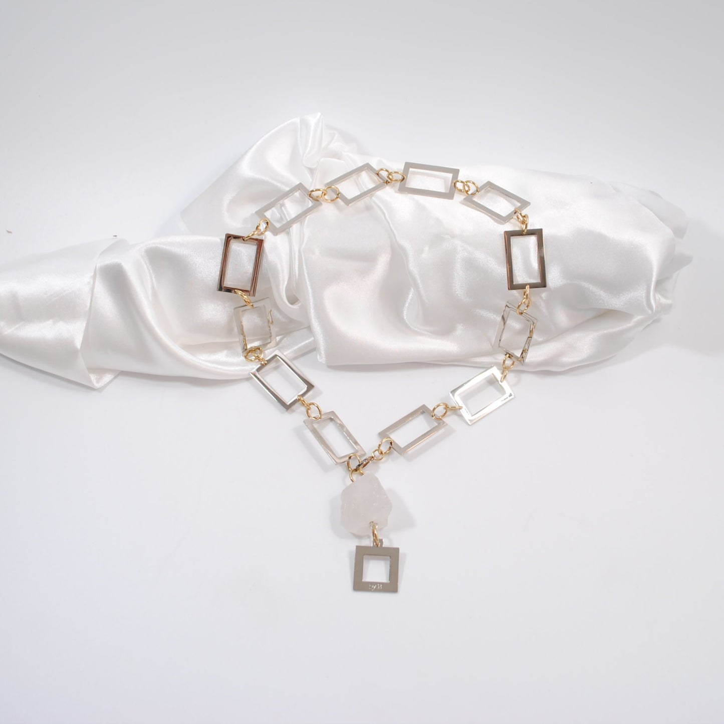 design by brandeby bergkristall kort halsband handgjort limited edition