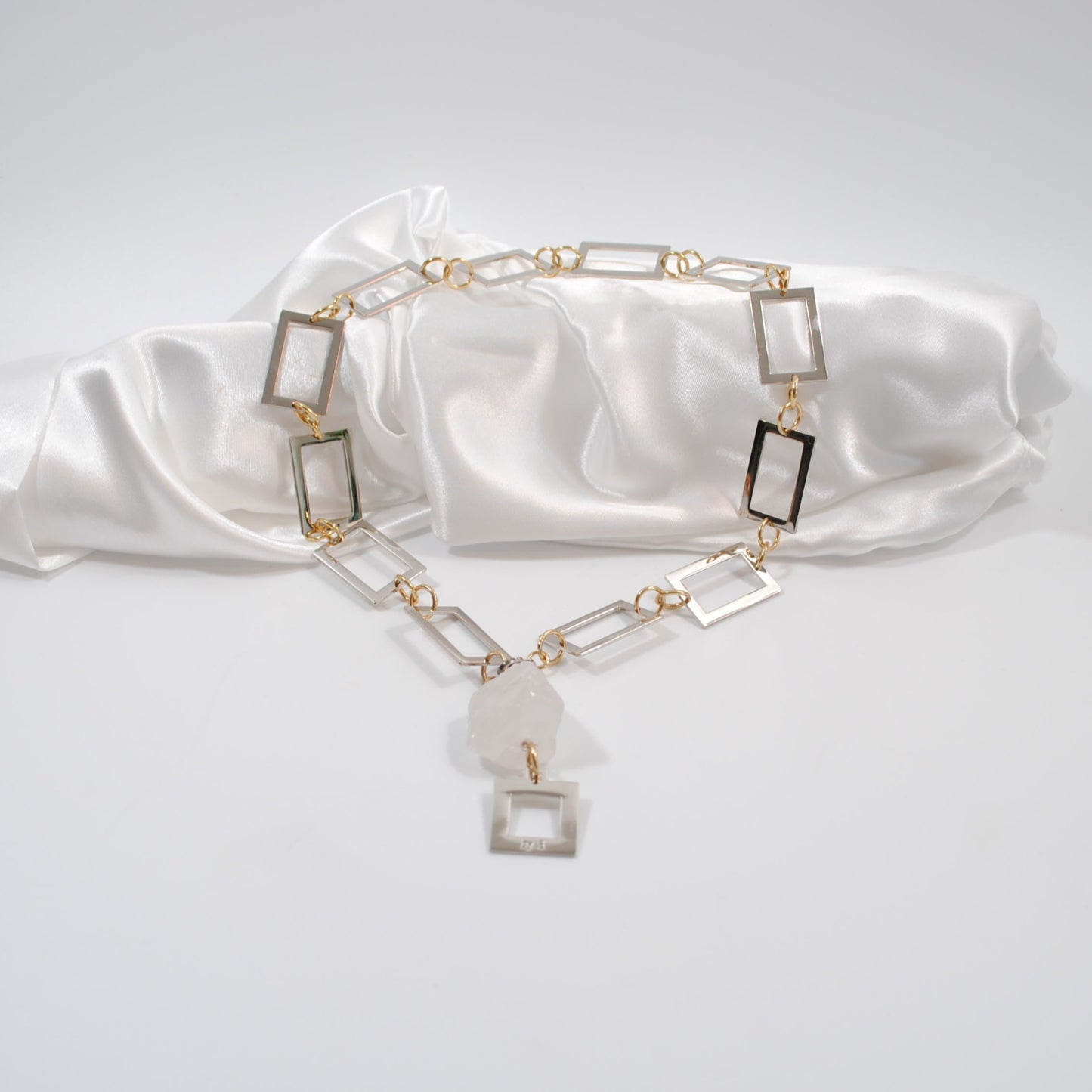 elegant handgjort lyxigt kort halsband design by brandeby