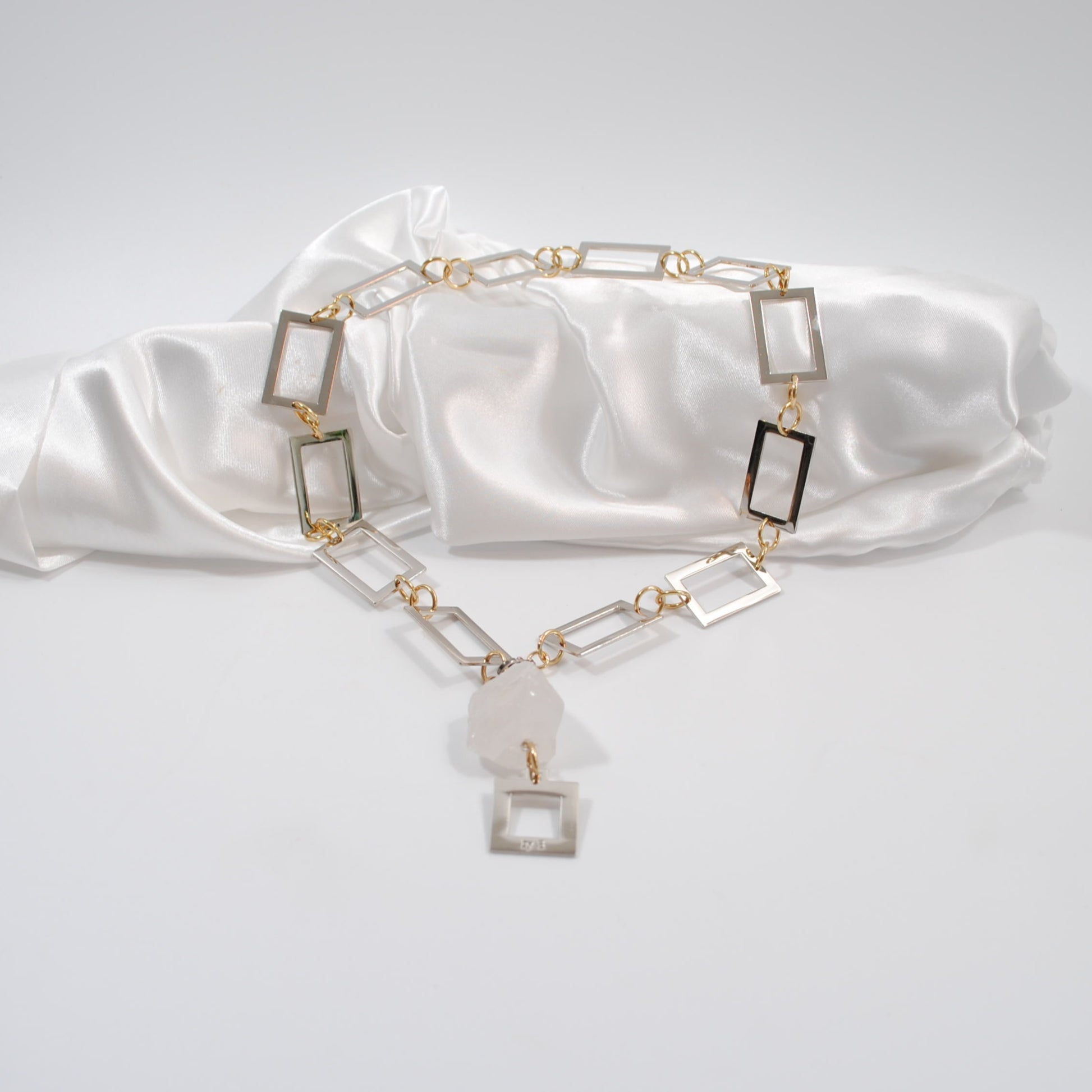 elegant handgjort lyxigt kort halsband design by brandeby