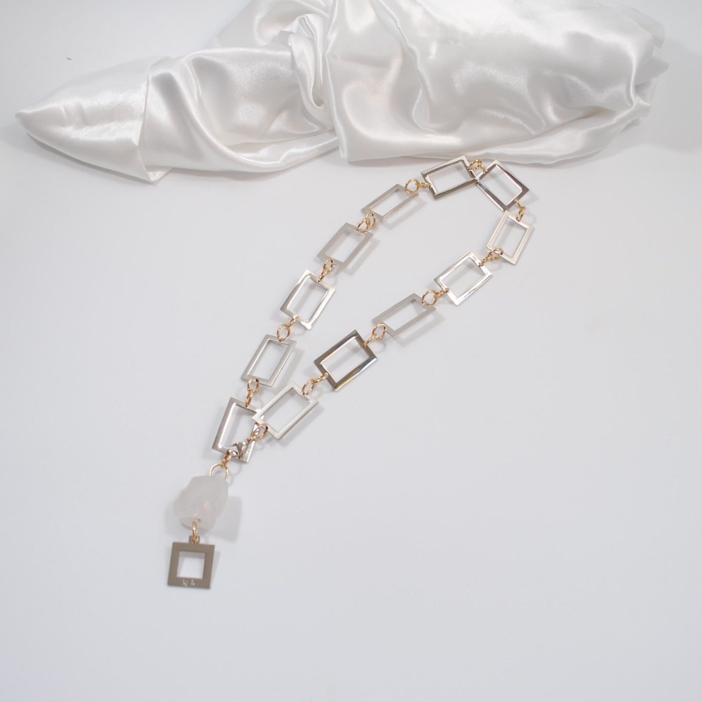 rektanglar i silver ett kort halsband med rå bergkristall design by brandeby