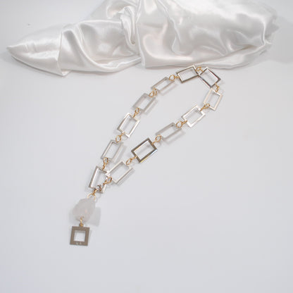 rektanglar i silver ett kort halsband med rå bergkristall design by brandeby