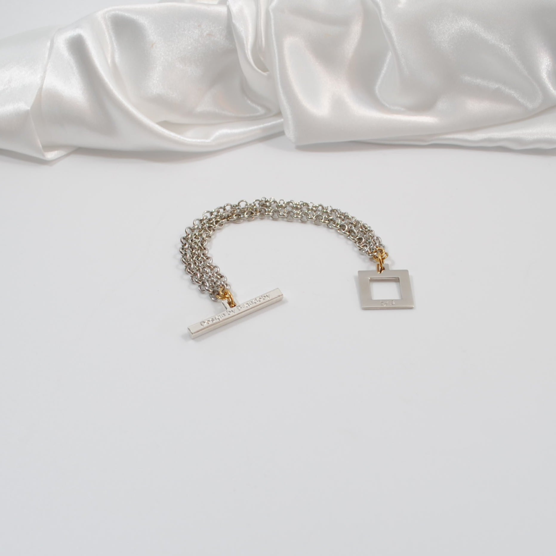 handgjordt armband med kedja guld detaljer desing by brandeby