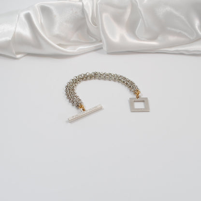handgjordt armband med kedja guld detaljer desing by brandeby