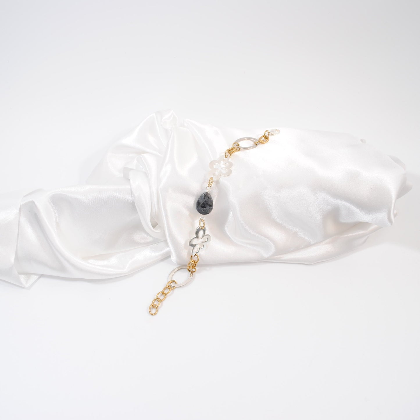 elegant stiligt armband för den medvetna kvinnan design by brandeby