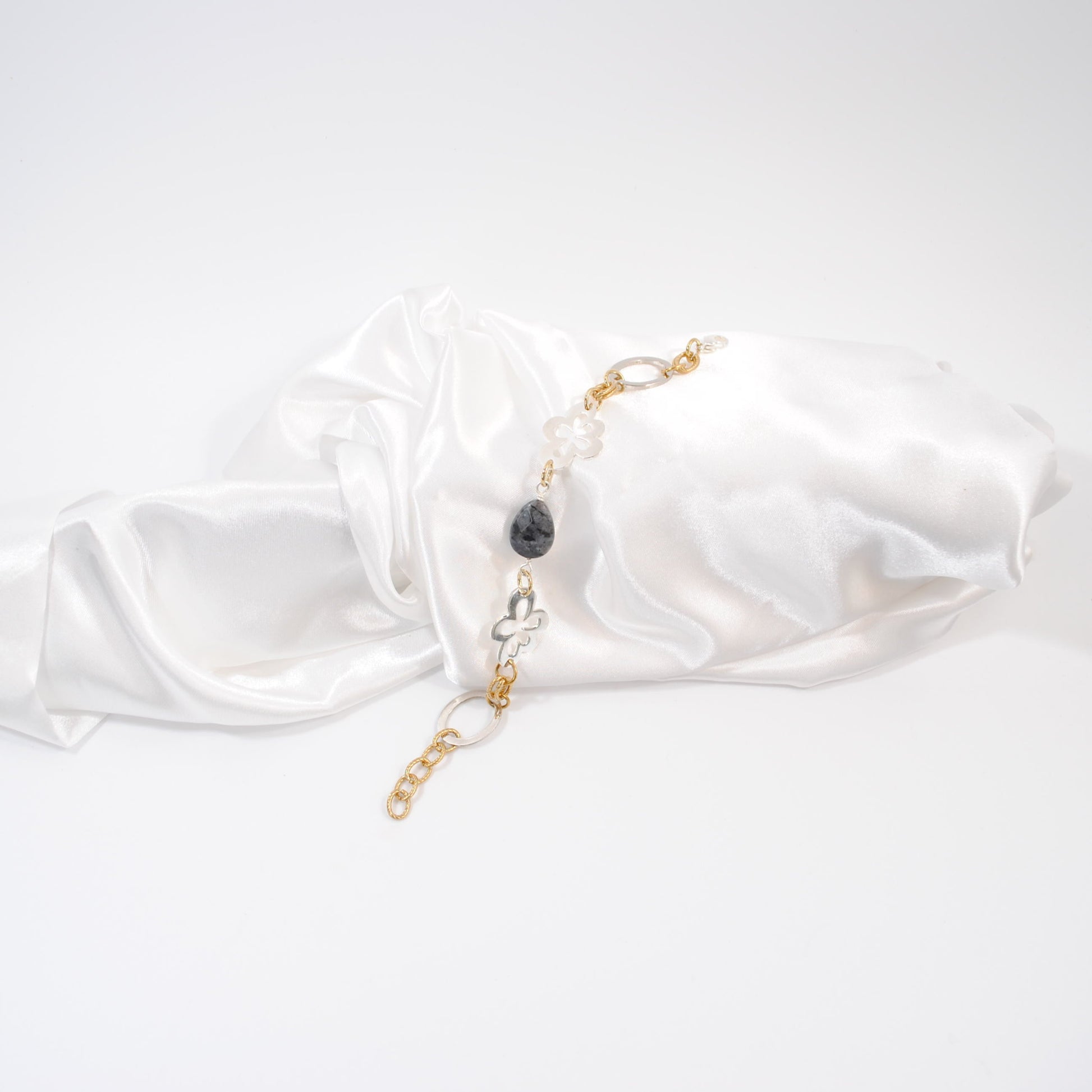 elegant stiligt armband för den medvetna kvinnan design by brandeby