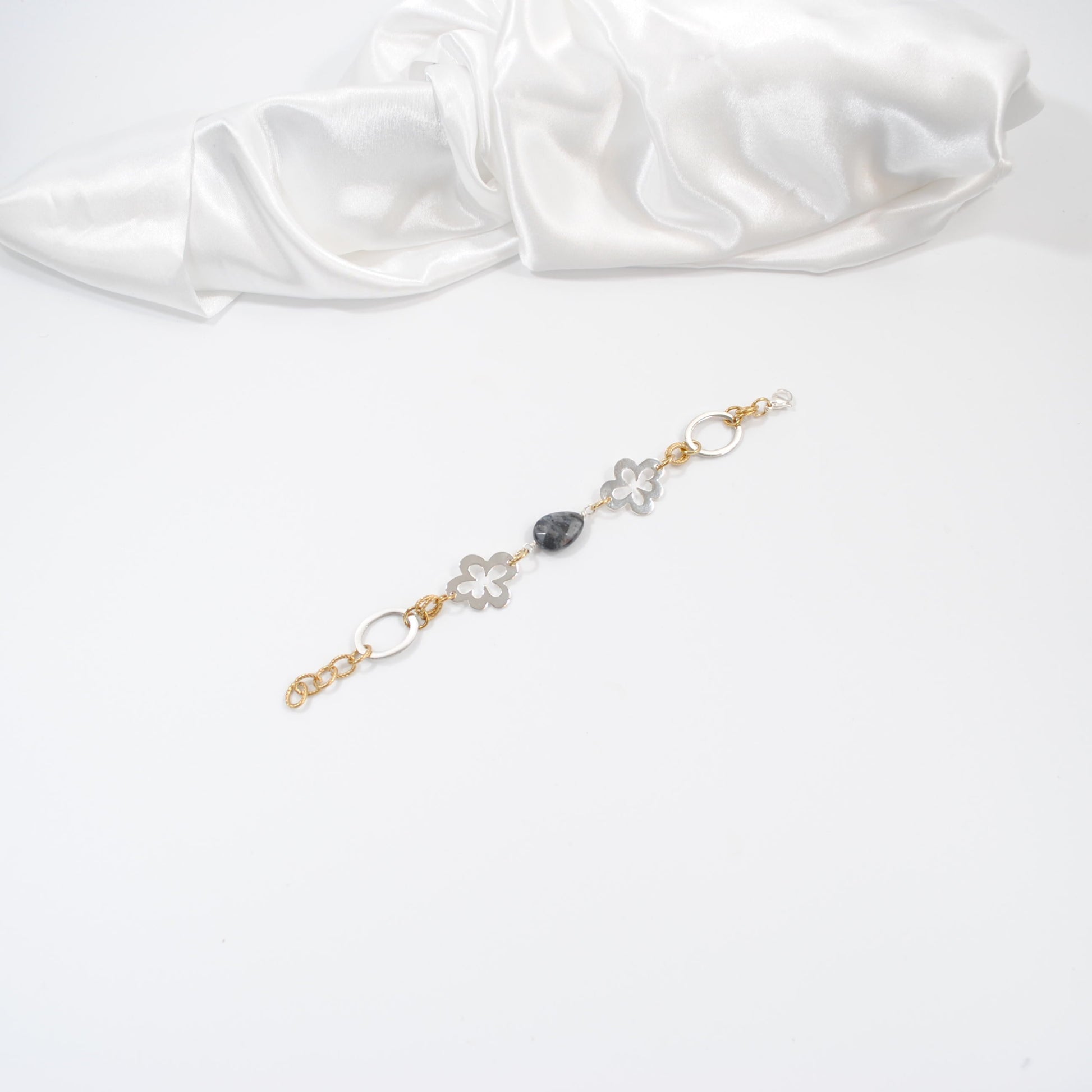 armband i guld och silver slipad ädelsten labradorit blommor och cirklar design by brandeby