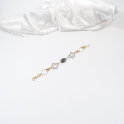 armband i guld och silver slipad ädelsten labradorit blommor och cirklar design by brandeby