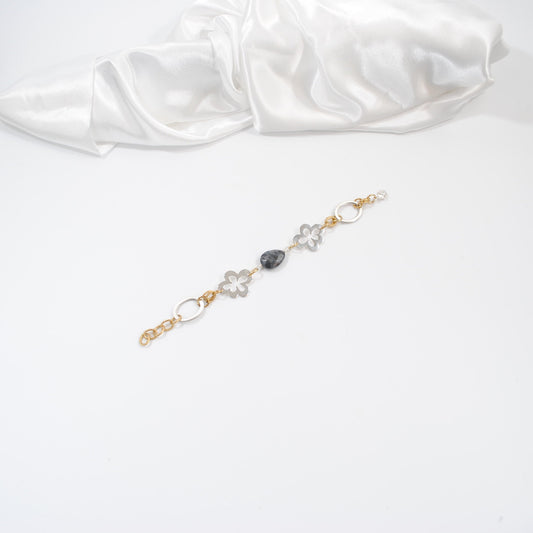 armband i guld och silver slipad ädelsten labradorit blommor och cirklar design by brandeby