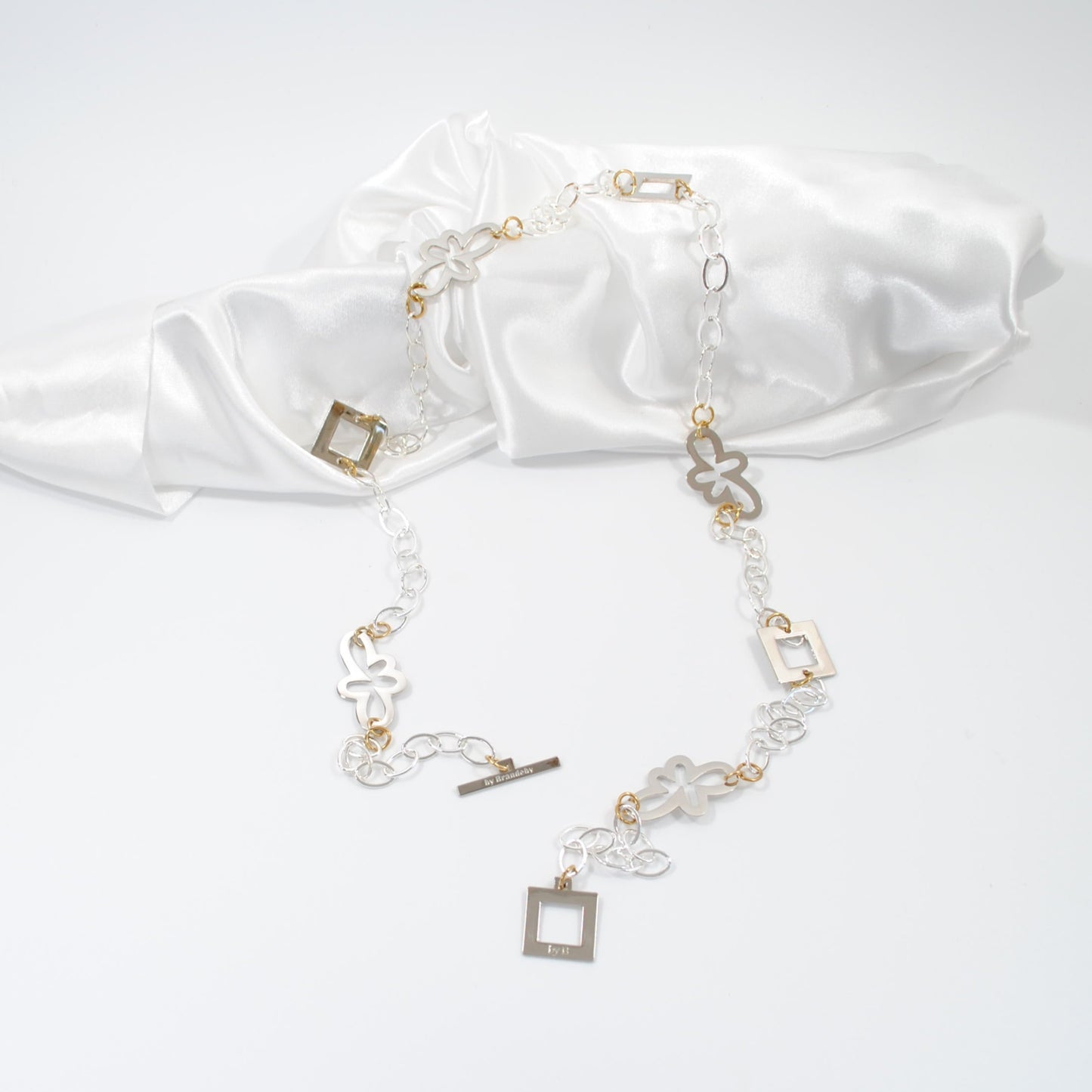 långt halsband handgjort unikt i sin design design by brandeby