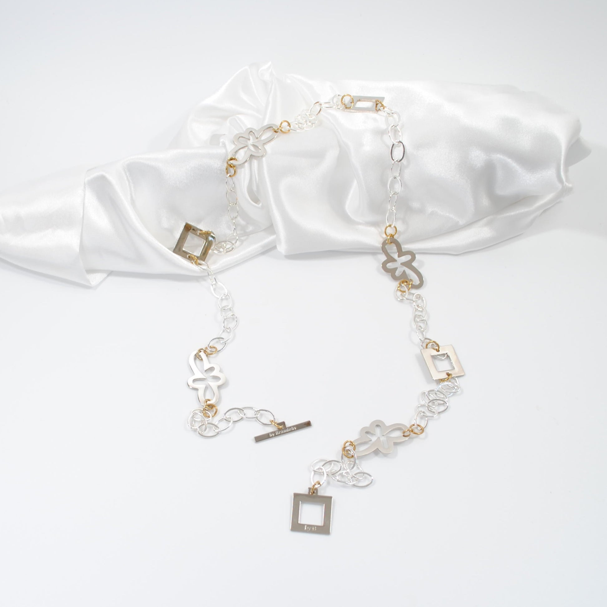 långt halsband handgjort unikt i sin design design by brandeby