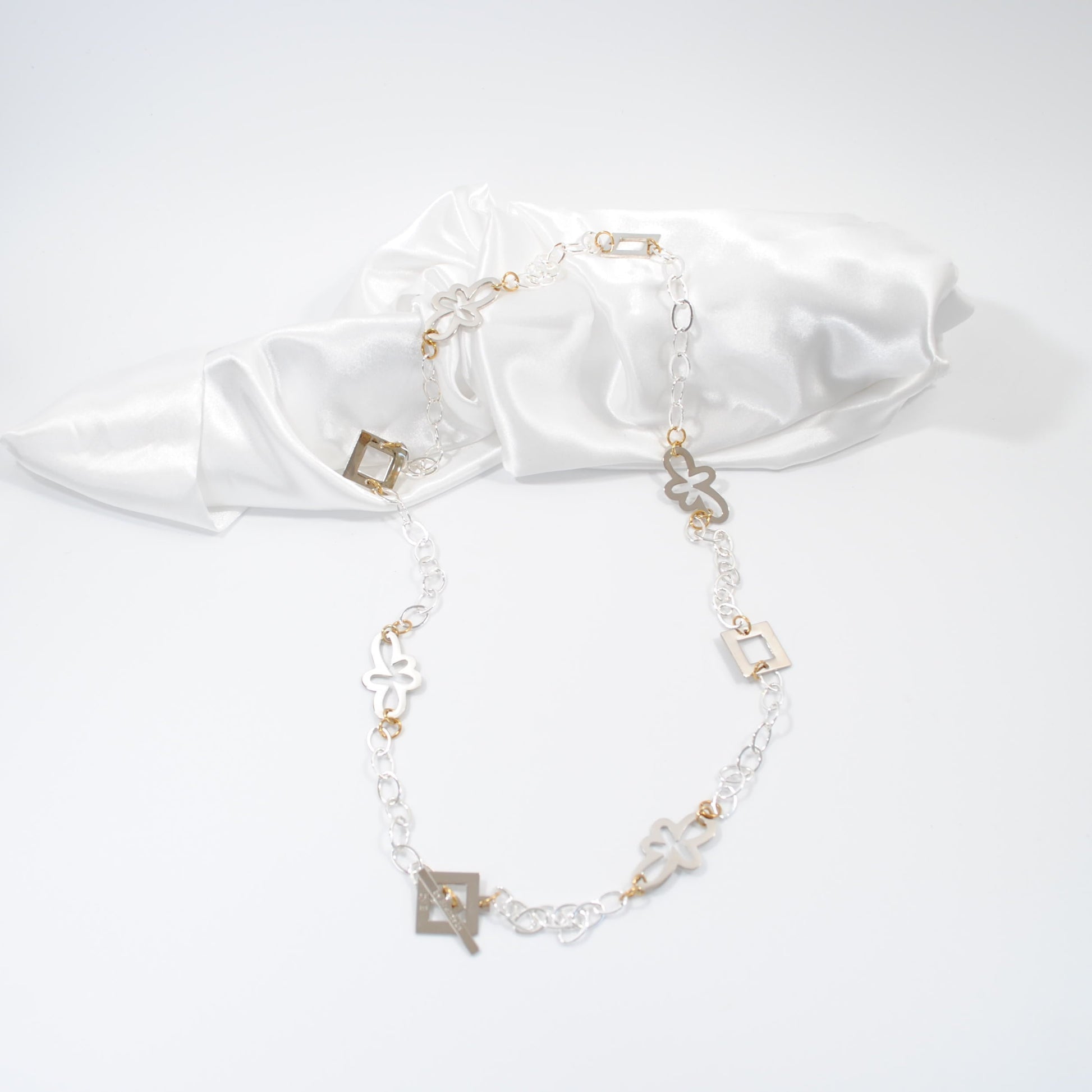 elegant långt halsband i kedja och blommor och fyrkanter design by brandeby