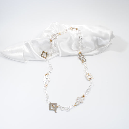 elegant långt halsband i kedja och blommor och fyrkanter design by brandeby