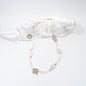 elegant långt halsband i kedja och blommor och fyrkanter design by brandeby