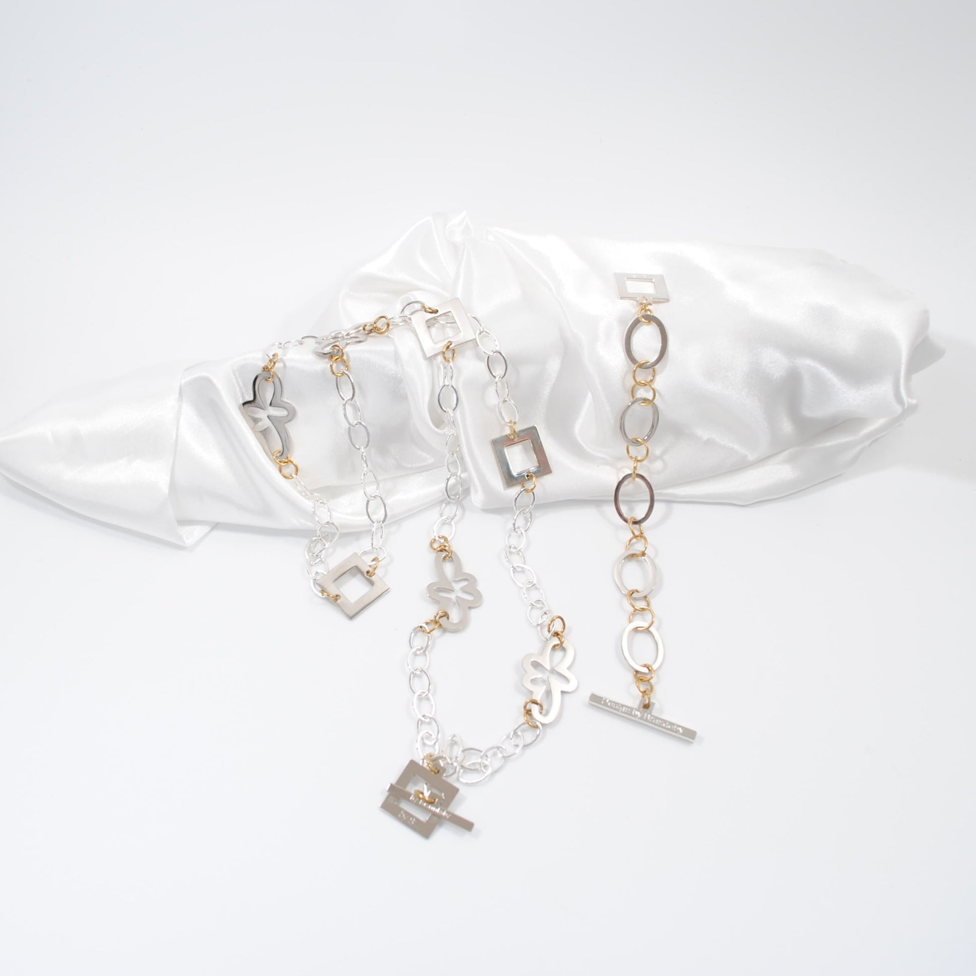 långt halsband med silver lås och blommor med fyrkanter och guldringar design by brandeby