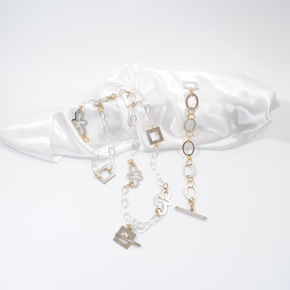 långt halsband med silver lås och blommor med fyrkanter och guldringar design by brandeby