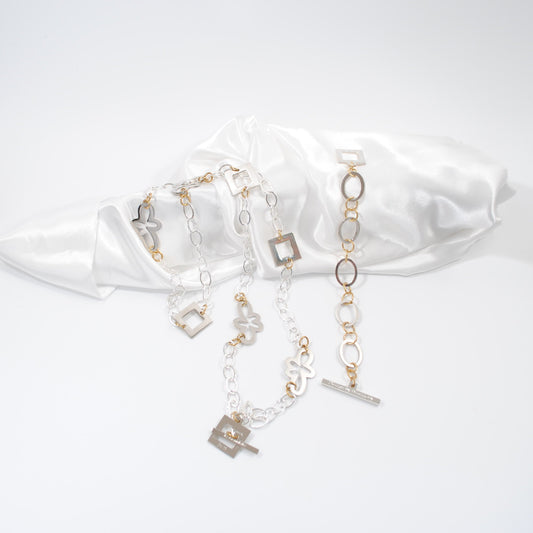 långt halsband med silver lås och blommor med fyrkanter och guldringar design by brandeby