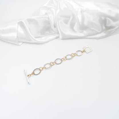 armband med silver ringar och guldringar design by brandeby