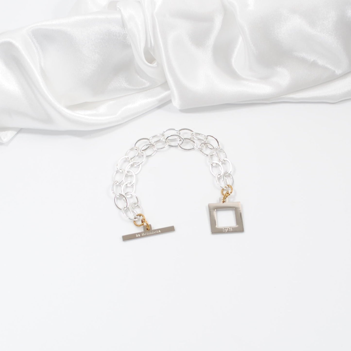 classy armband design by brandeby