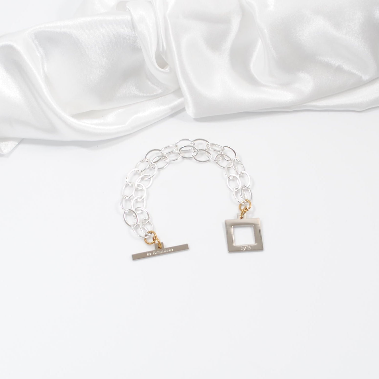 classy armband design by brandeby