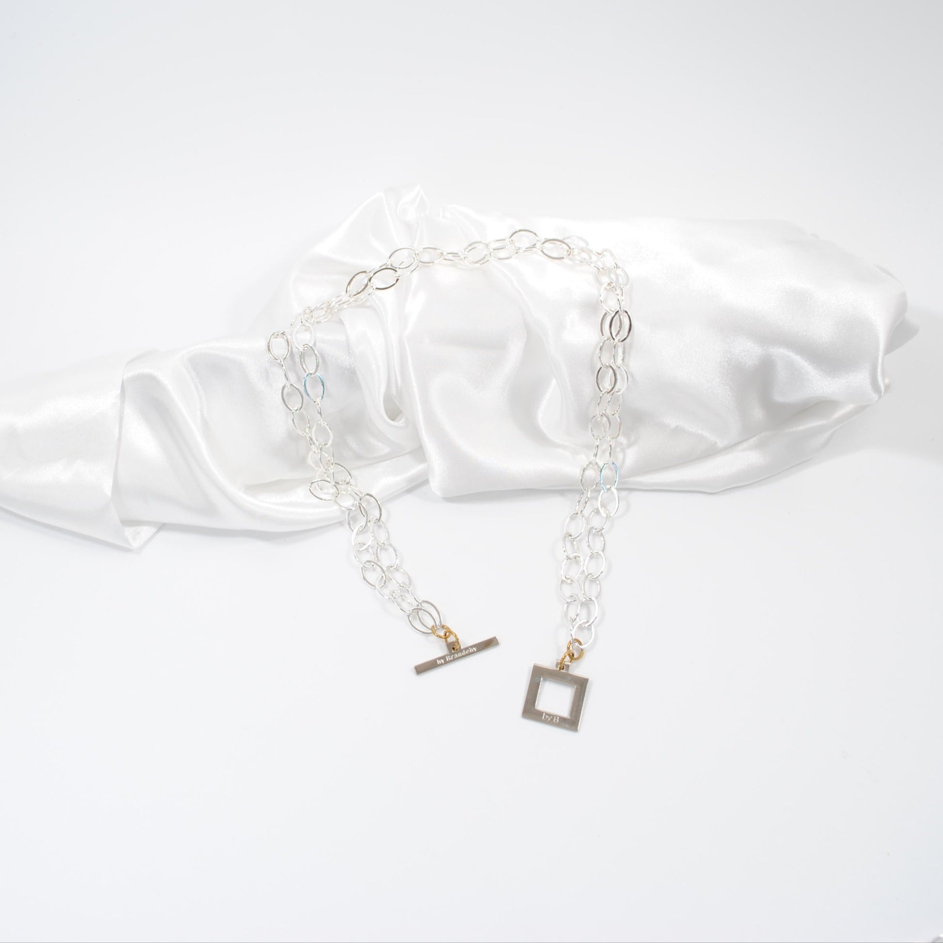 halsband med kedja och guldringar design by brandeby