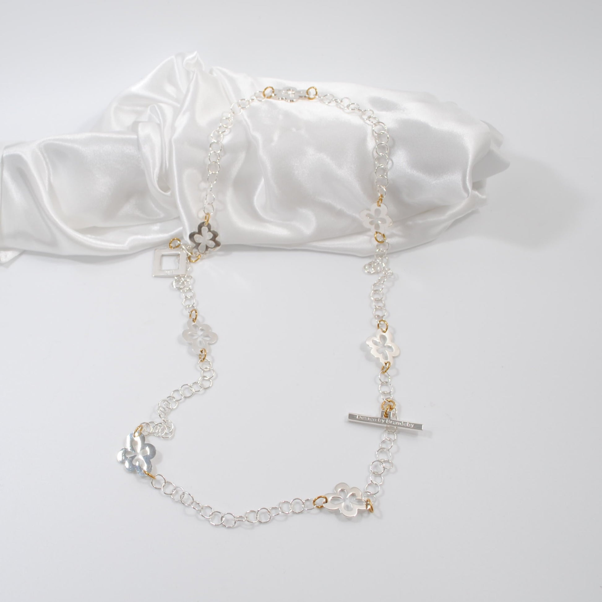 flexibelt halsband m blommor och kedja design by brandeby