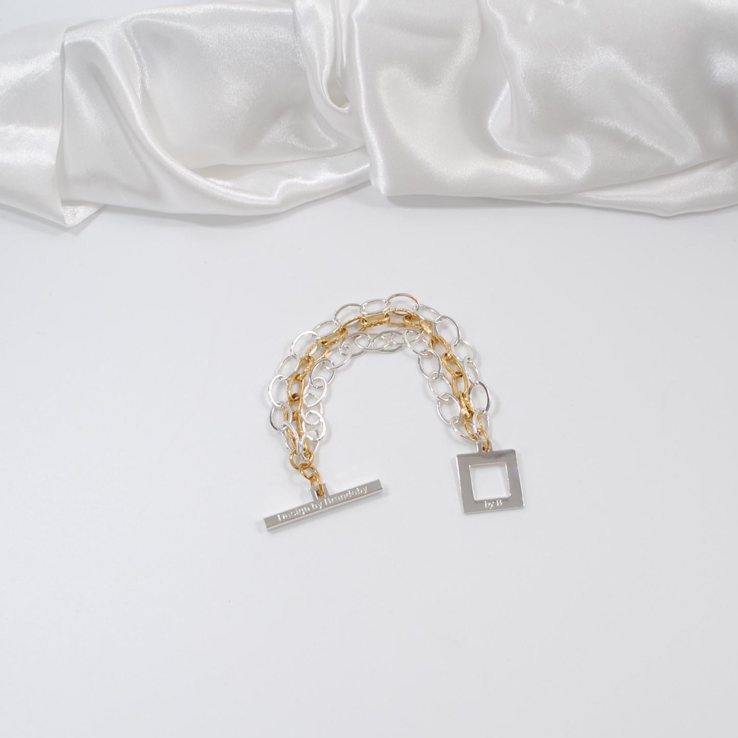 designat armband i två färger guld silver kedjor design by brandeby