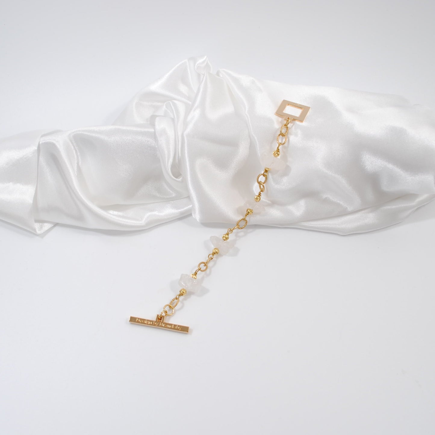 armband i guld och bergkristall handgjort unikt design by brandeby