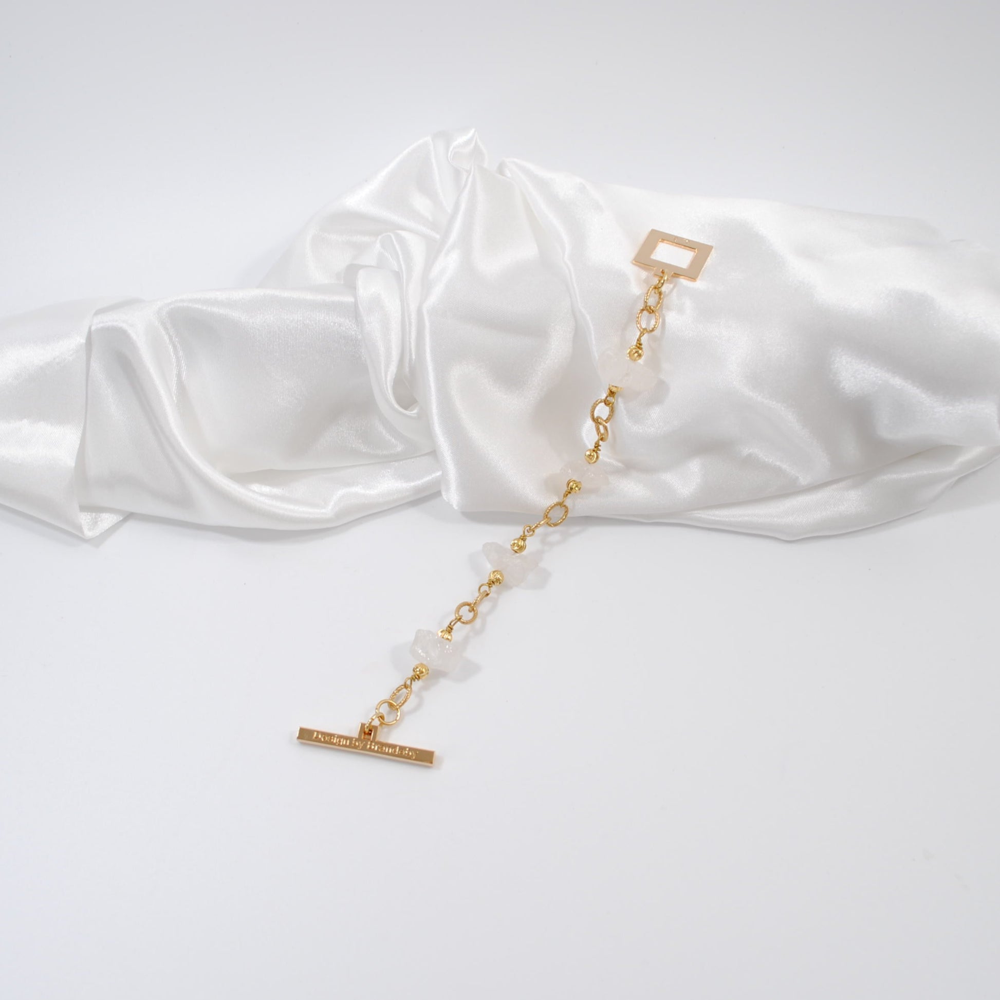 armband i guld och bergkristall handgjort unikt design by brandeby