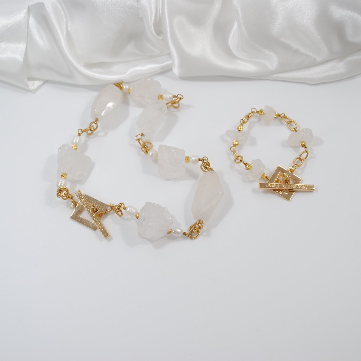 unikt handgjort armband bergkristall guld detaljer design by brandeby