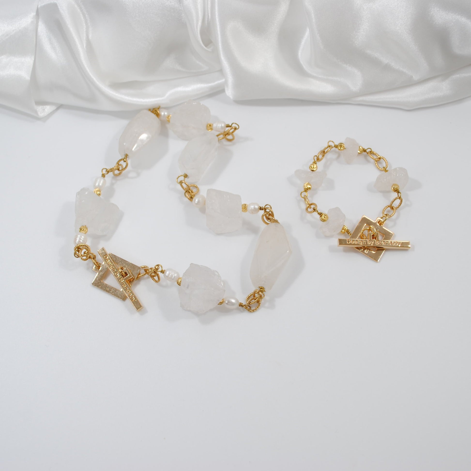 unikt handgjort armband bergkristall guld detaljer design by brandeby