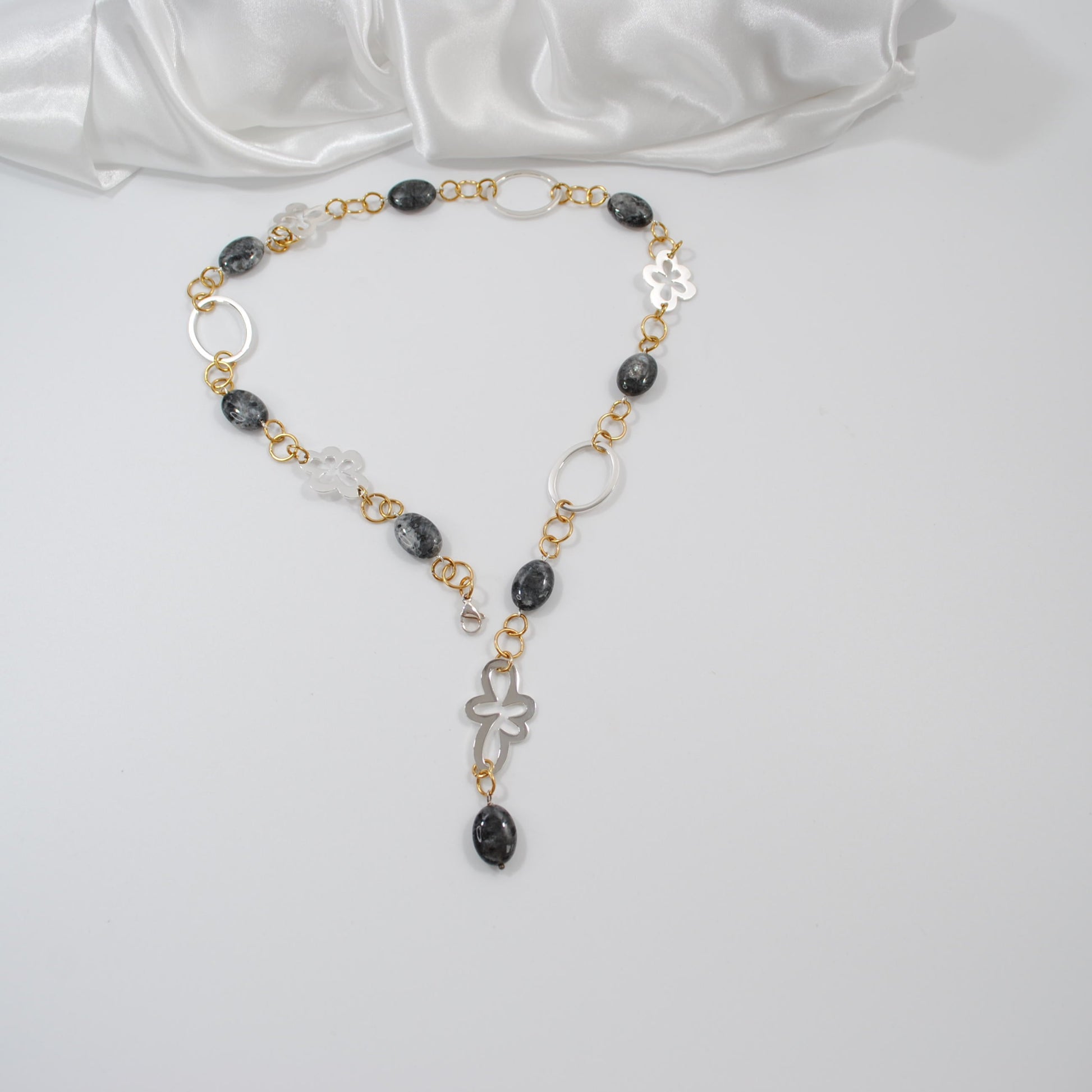 lyxigt elegant halsband handgjort äkta stenar design by brandeby
