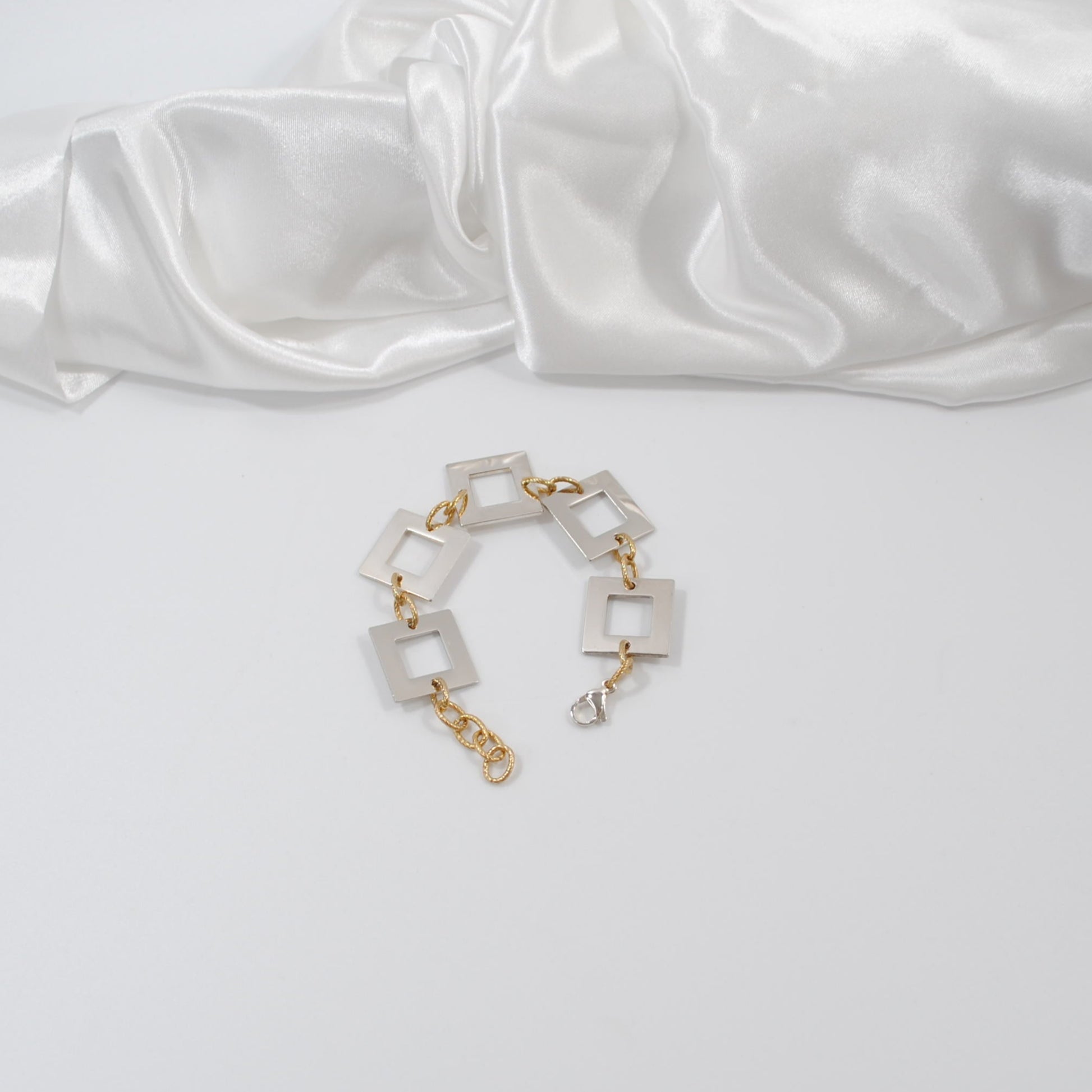 armband i fyrkanter i silver och guldetaljer design by brandeby