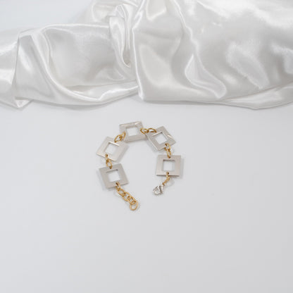 armband i fyrkanter i silver och guldetaljer design by brandeby